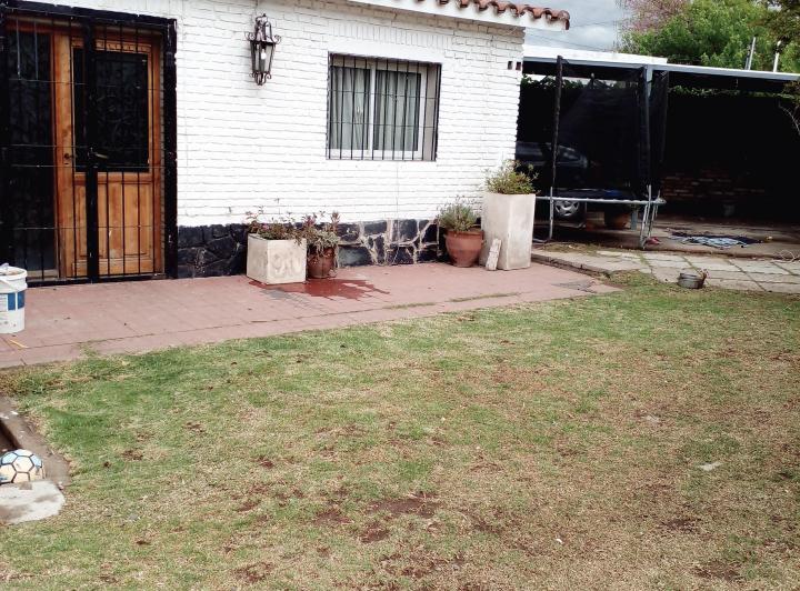 Casa · 220m² · 5 Dormitorios · 12 Cocheras