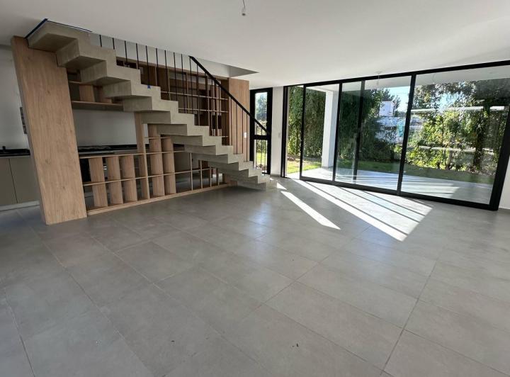 Casa · 130m² · 3 Dormitorios · 2 Cocheras