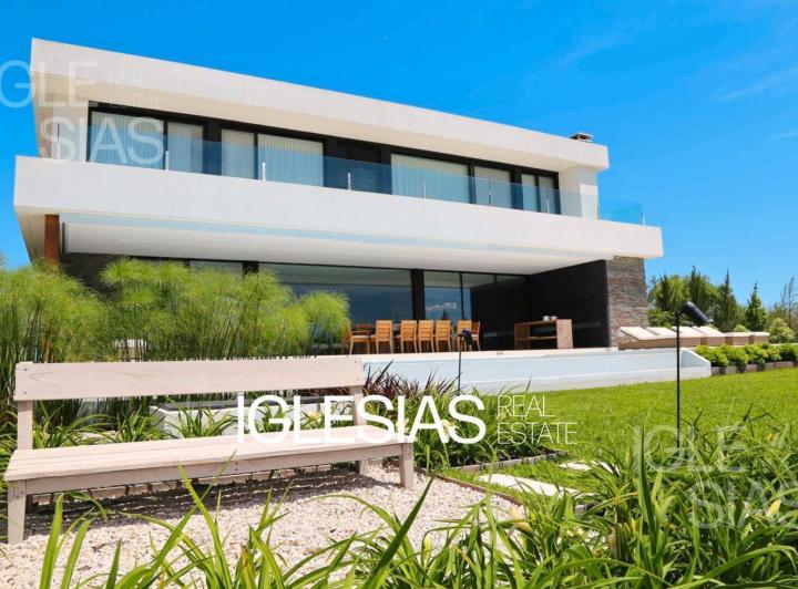 Casa · 560m² · 8 Ambientes · 3 Cocheras