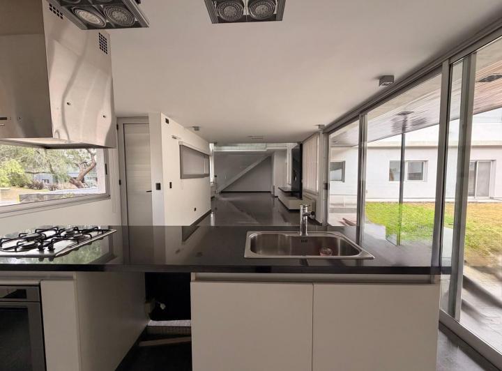 Casa · 1050m² · 7 Ambientes · 2 Cocheras