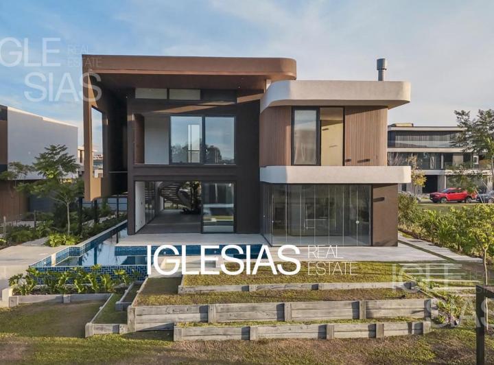 Casa · 440m² · 8 Ambientes · 2 Cocheras