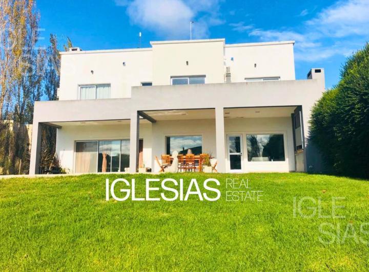 Casa · 250m² · 8 Ambientes · 2 Cocheras
