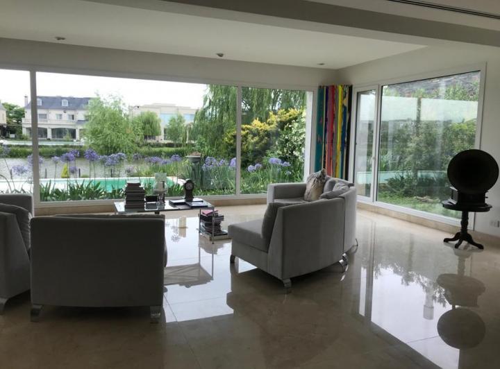 Casa · 700m² · 6 Ambientes · 2 Cocheras