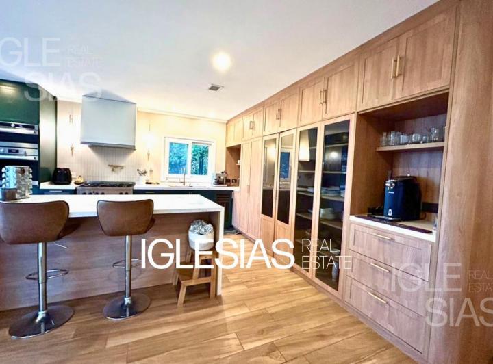 Casa · 243m² · 6 Ambientes · 1 Cochera