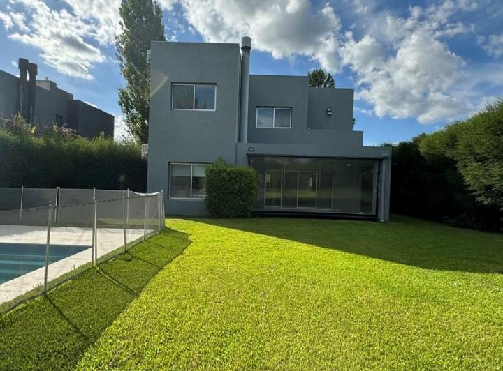 Casa · 220m² · 4 Ambientes · 1 Cochera