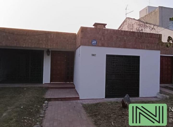 Casa · 180m² · 8 Ambientes · 2 Cocheras