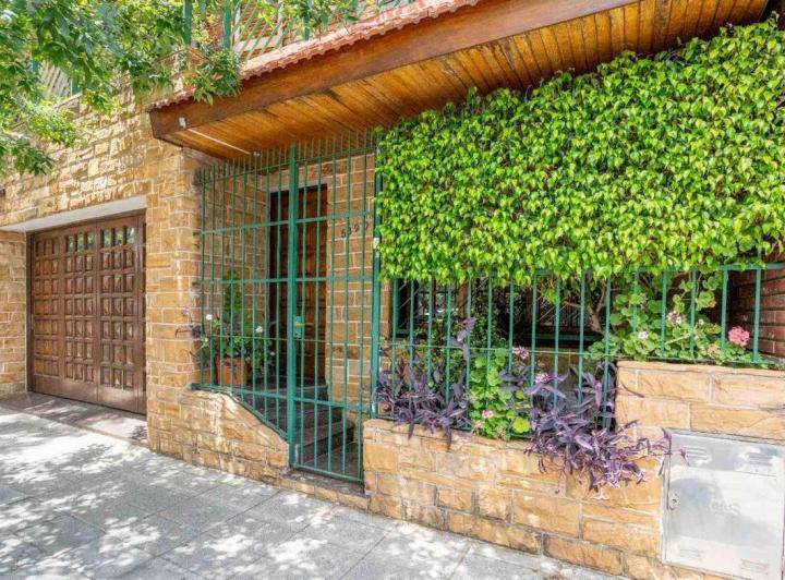Casa · 280m² · 5 Ambientes · 1 Cochera