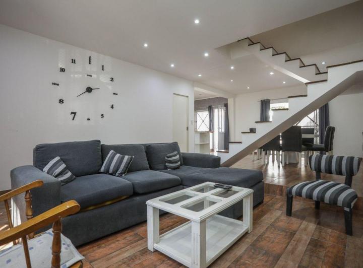Casa · 211m² · 6 Ambientes · 1 Cochera