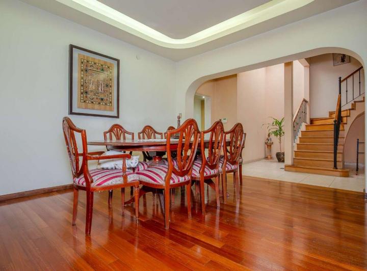 Casa · 300m² · 5 Ambientes · 2 Cocheras