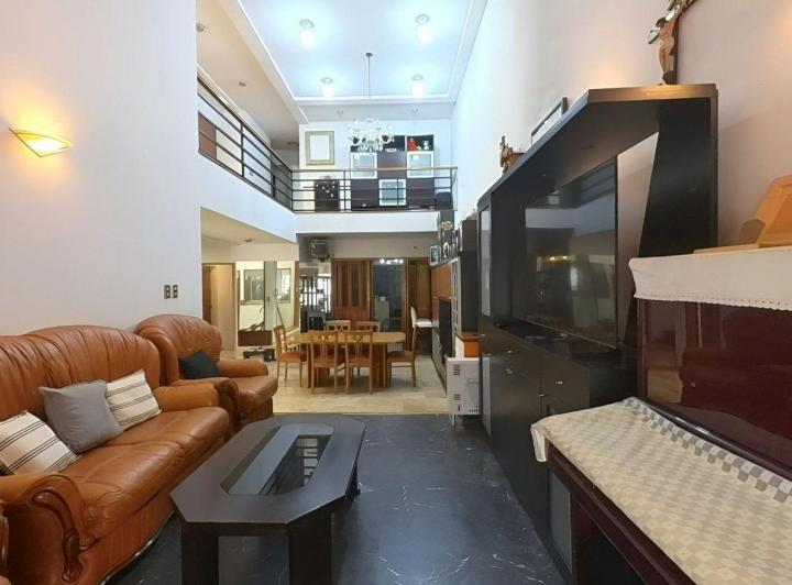 Casa · 302m² · 6 Ambientes · 2 Cocheras