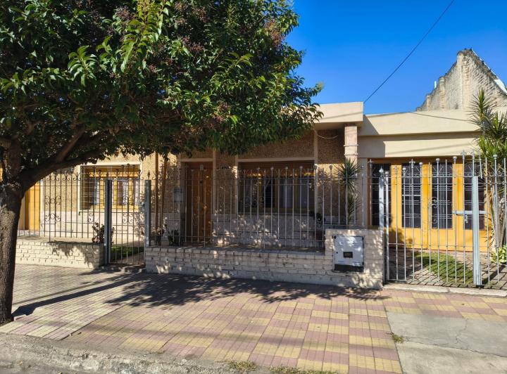 Casa · 176m² · 9 Ambientes · 1 Cochera