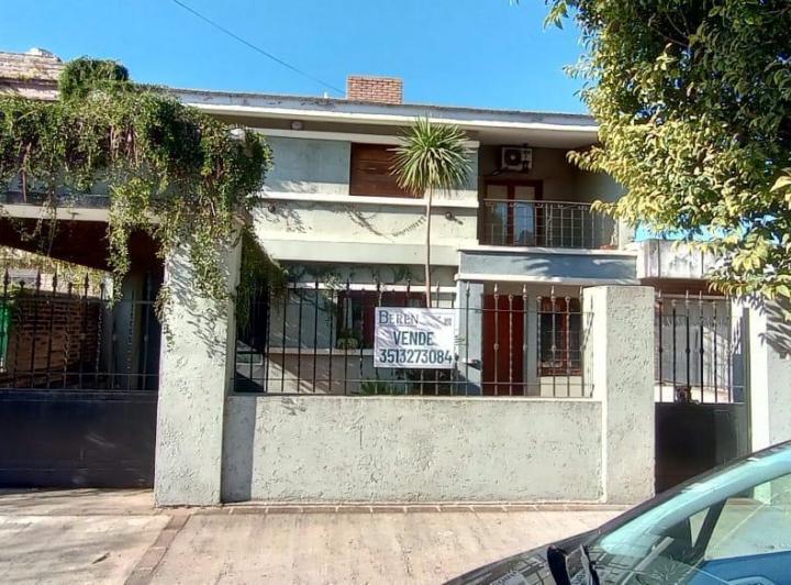 Casa · 213m² · 4 Dormitorios · 2 Cocheras