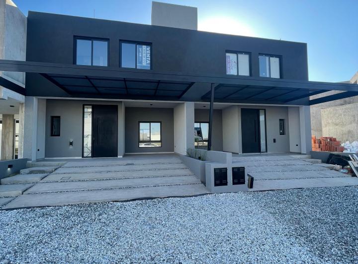 Casa · 163m² · 6 Ambientes · 2 Cocheras