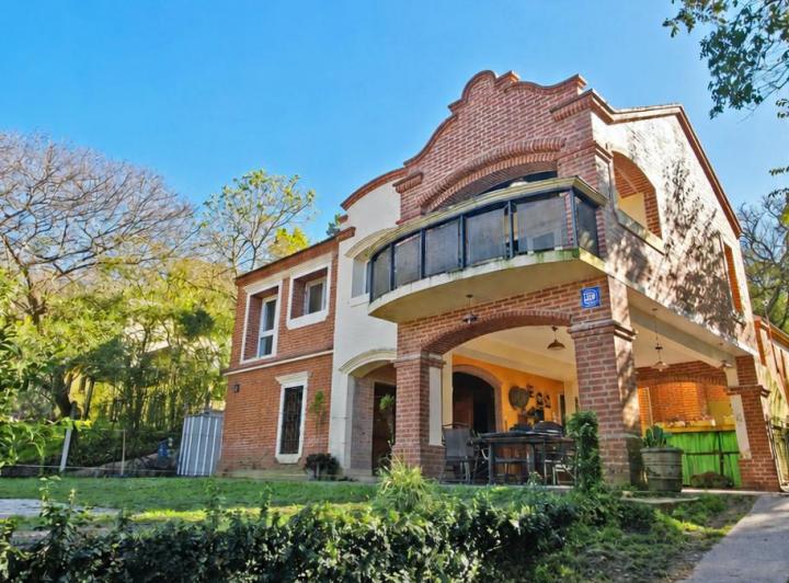 Casa · 320m² · 8 Ambientes · 2 Cocheras