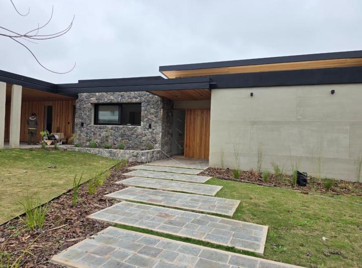 Casa · 400m² · 6 Ambientes · 2 Cocheras