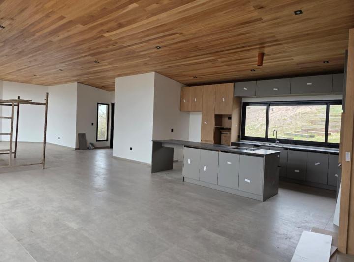 Casa · 340m² · 6 Ambientes · 2 Cocheras