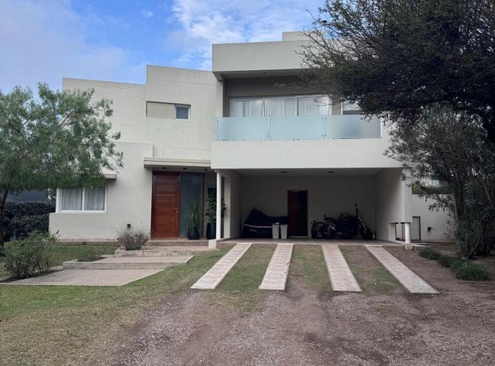 Casa · 289m² · 5 Ambientes · 2 Cocheras