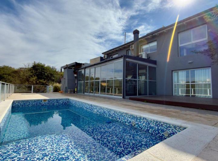 Casa · 360m² · 8 Ambientes · 2 Cocheras