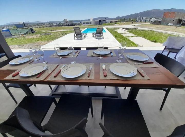 Casa · 290m² · 6 Ambientes · 2 Cocheras