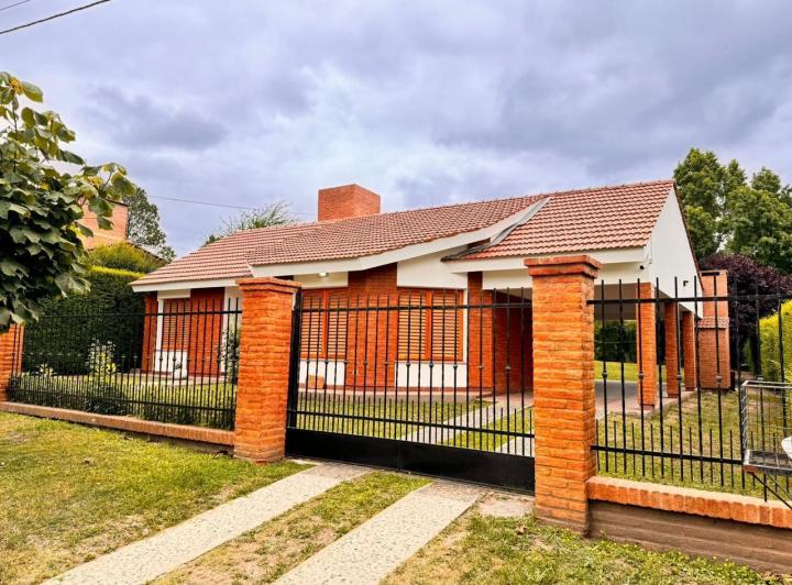 Casa · 203m² · 5 Ambientes · 2 Cocheras
