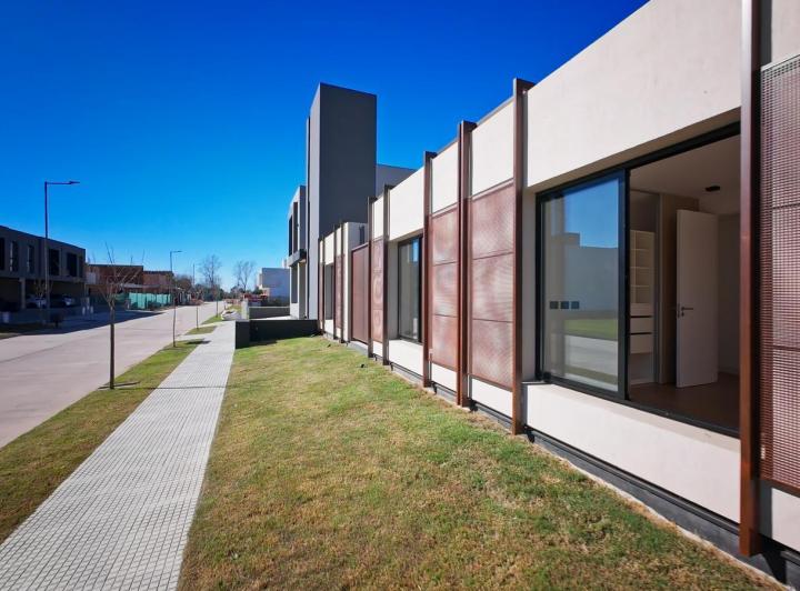 Casa · 160m² · 5 Ambientes · 2 Cocheras