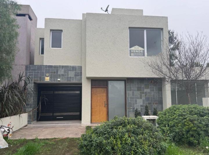 Casa · 220m² · 10 Ambientes · 2 Cocheras