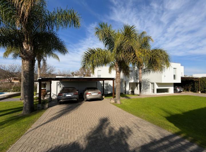 Casa · 400m² · 8 Ambientes · 4 Cocheras