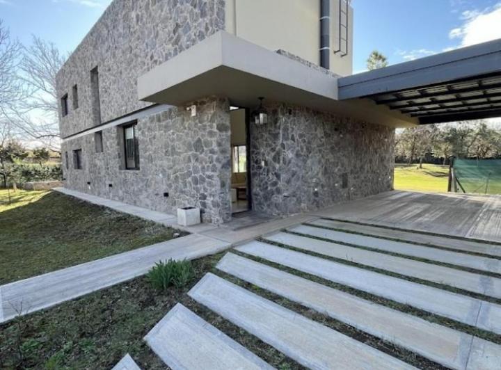 Casa · 236m² · 5 Ambientes · 1 Cochera