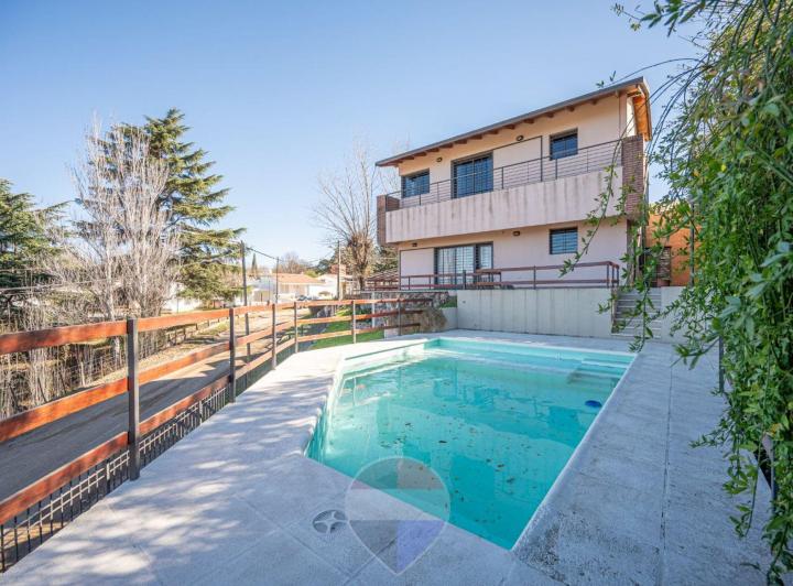Casa · 243m² · 5 Ambientes · 3 Cocheras