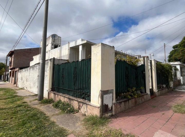Casa · 230m² · 8 Ambientes · 1 Cochera