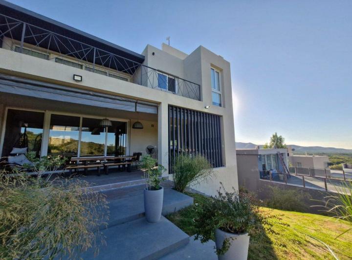 Casa · 372m² · 4 Ambientes · 4 Cocheras