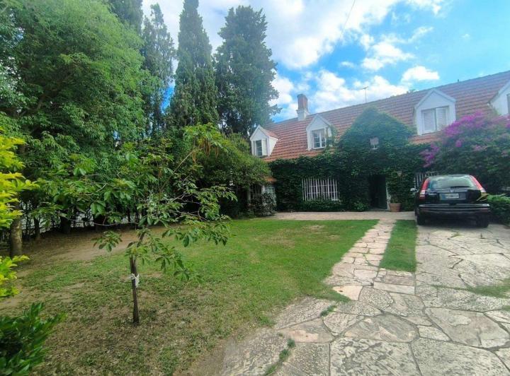 Casa · 360m² · 8 Ambientes