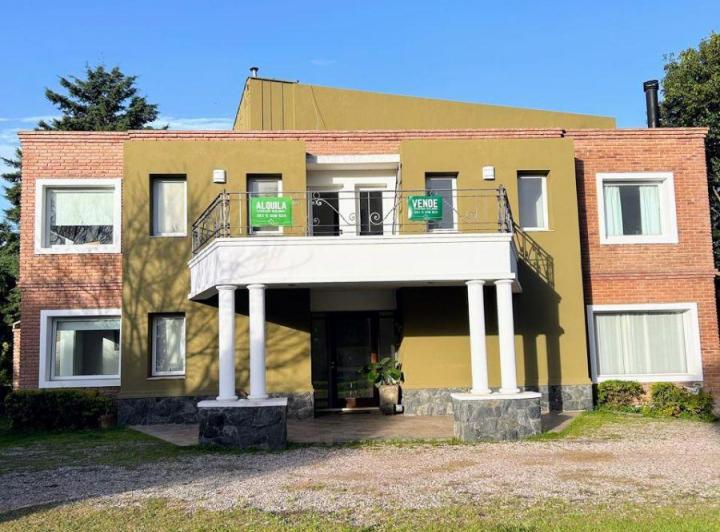 Casa · 400m² · 8 Ambientes · 1 Cochera