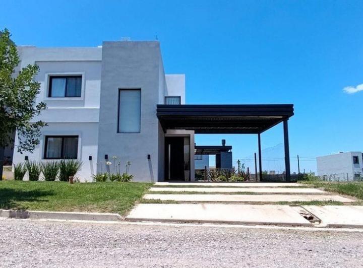 Casa · 191m² · 8 Ambientes · 1 Cochera
