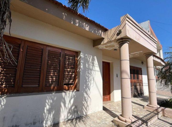 Casa · 242m² · 4 Ambientes · 3 Cocheras