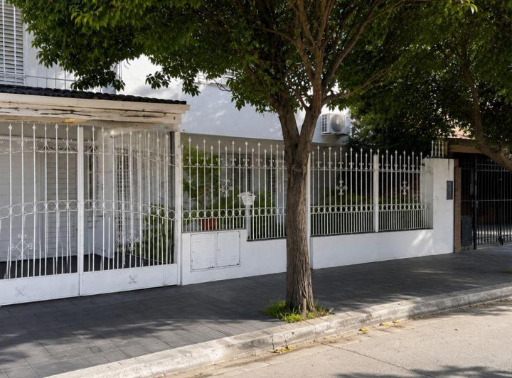 Casa · 213m² · 8 Ambientes · 1 Cochera