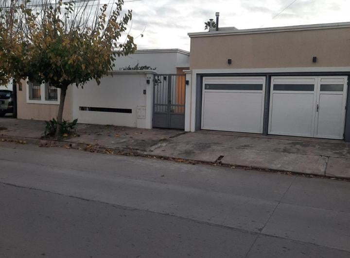 Casa · 220m² · 4 Ambientes · 2 Cocheras