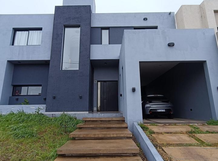Casa · 220m² · 5 Ambientes · 2 Cocheras