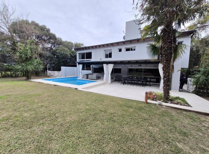 Casa · 391m² · 6 Ambientes · 1 Cochera