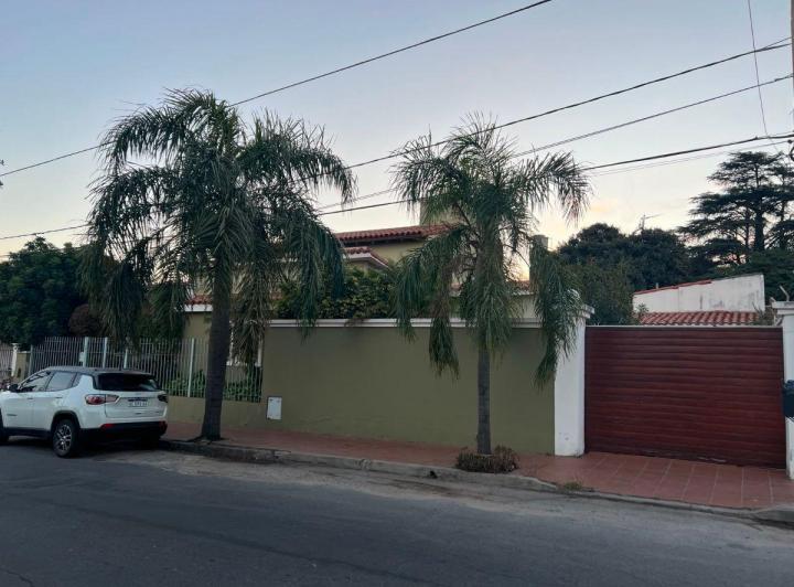 Casa · 220m² · 5 Ambientes · 2 Cocheras