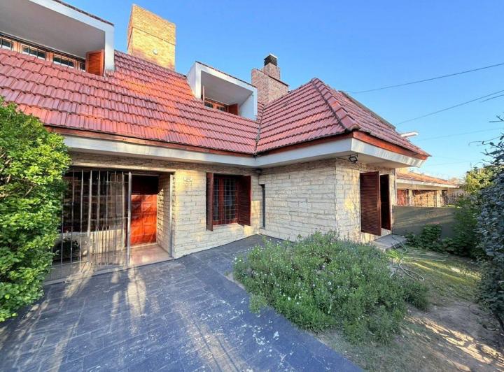 Casa · 253m² · 10 Ambientes · 1 Cochera