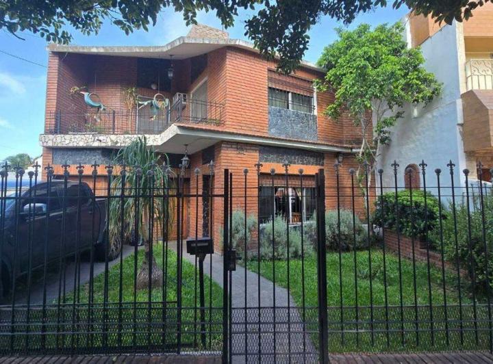 Casa · 211m² · 5 Ambientes · 3 Cocheras