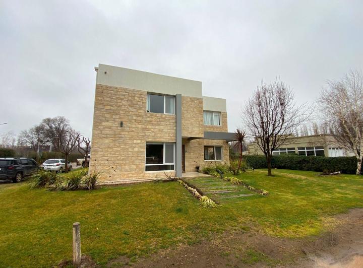 Casa · 352m² · 8 Ambientes · 1 Cochera
