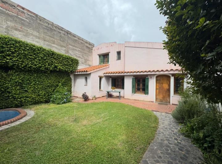 Casa · 322m² · 6 Ambientes · 3 Cocheras