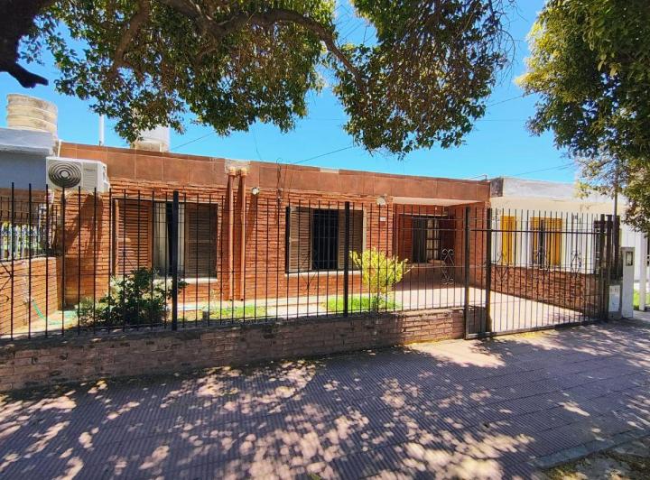 Casa · 151m² · 8 Ambientes · 1 Cochera