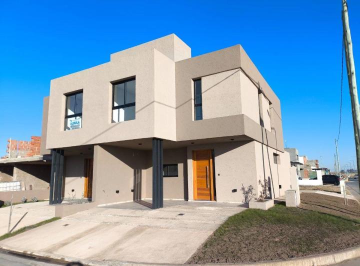 Casa · 122m² · 5 Ambientes · 2 Cocheras