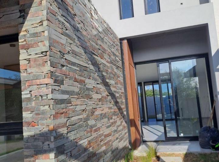 Casa · 140m² · 4 Ambientes · 2 Cocheras