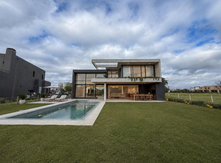 Casa · 296m² · 6 Ambientes · 2 Cocheras