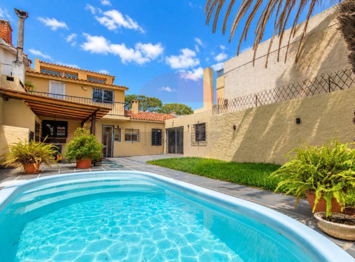 Casa · 206m² · 9 Ambientes · 1 Cochera