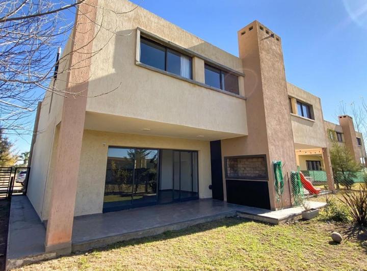 Casa · 100m² · 8 Ambientes · 2 Cocheras